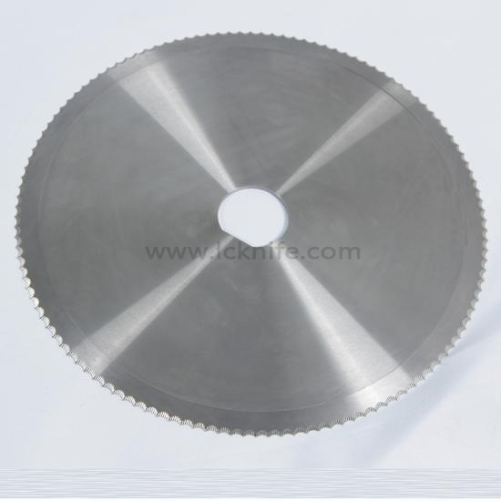 How to use a circular slicing knife safely and efficiently?